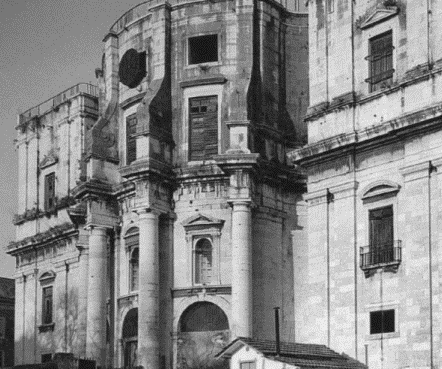 Vista geral das fachadas oeste e sul da Igreja de Santa Engrácia antes das obras, c. 1958, DGPC/SIPA, Foto 505696.